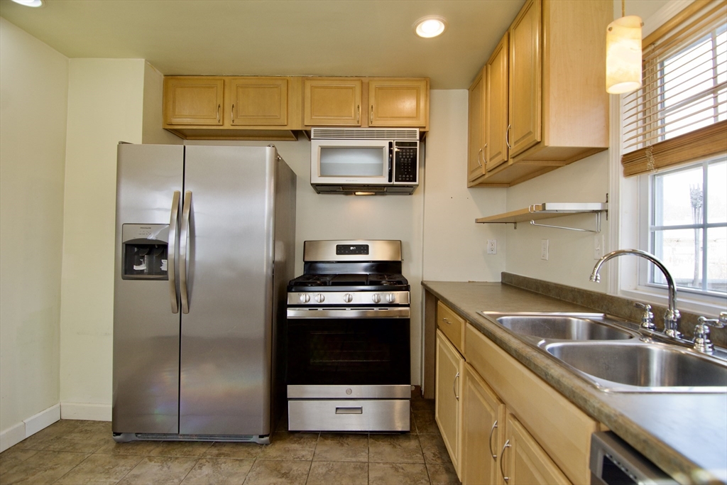 83 Lorimer Street Springfield, MA 01151 - Photo 8 of 35 Gallery Image 8