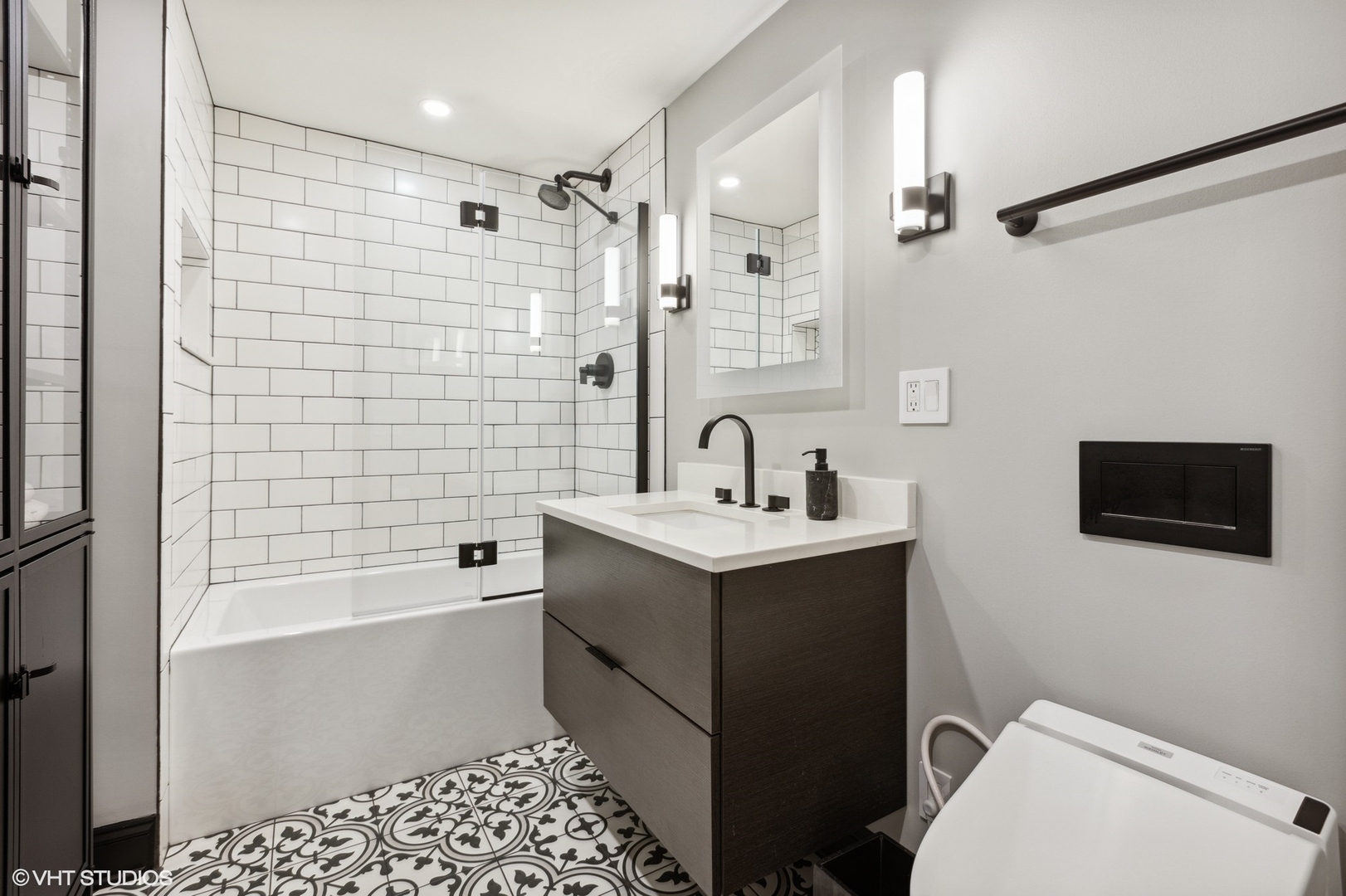 850 West Adams Street, Unit 2E Chicago, IL 60607 - Photo 29 of 36 a bathroom with a sink a toilet and shower