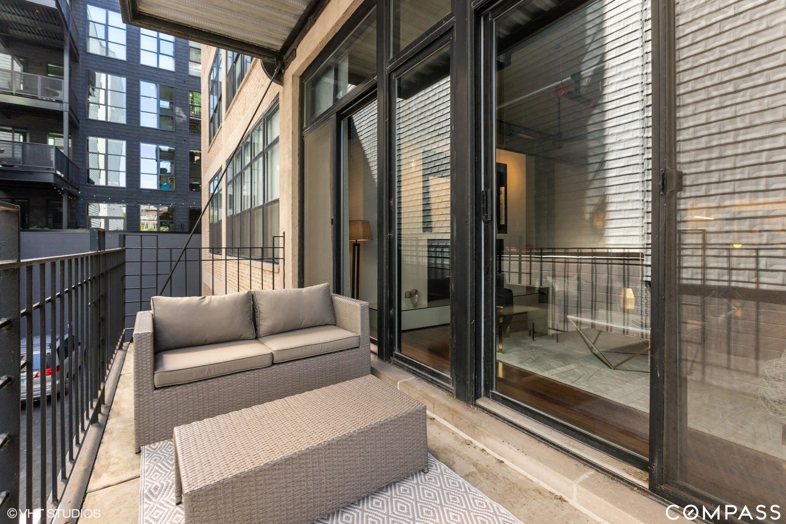 850 West Adams Street, Unit 2E Chicago, IL 60607 - Photo 33 of 36 a balcony with couch