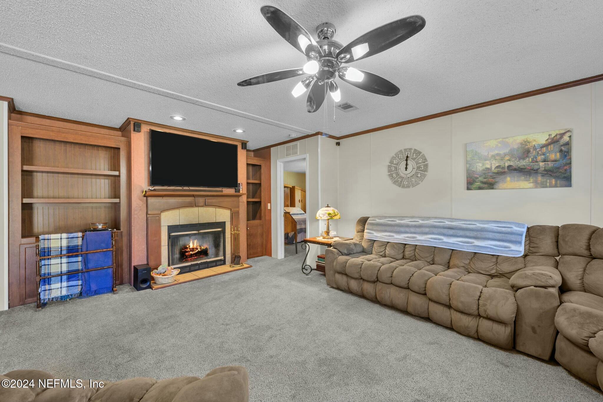 135 East Satsuma Road Palatka, FL 32177 - Photo 8 of 32 Living room