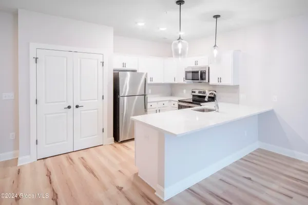 $2,600 | 28 Everett Rd Extension, Albany, NY 12205