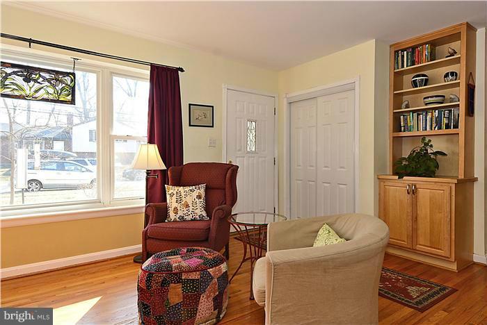 10314 Julep Avenue Silver Spring, MD 20902 - Photo 2 of 29 Living Room