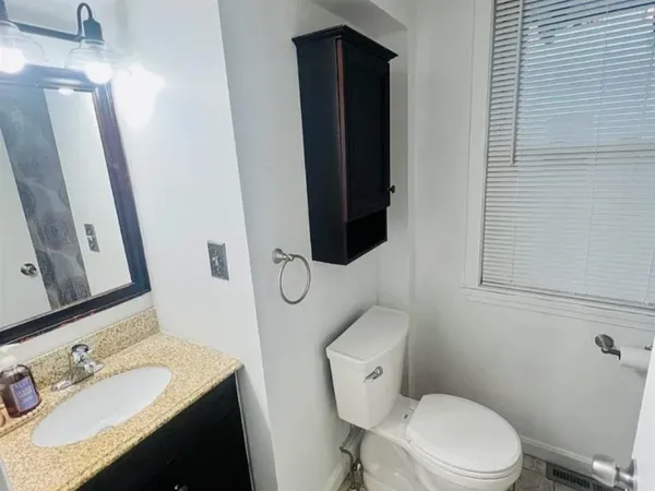 $1,880 | 384 Belmont Street, Unit 1, Manchester, NH 03103