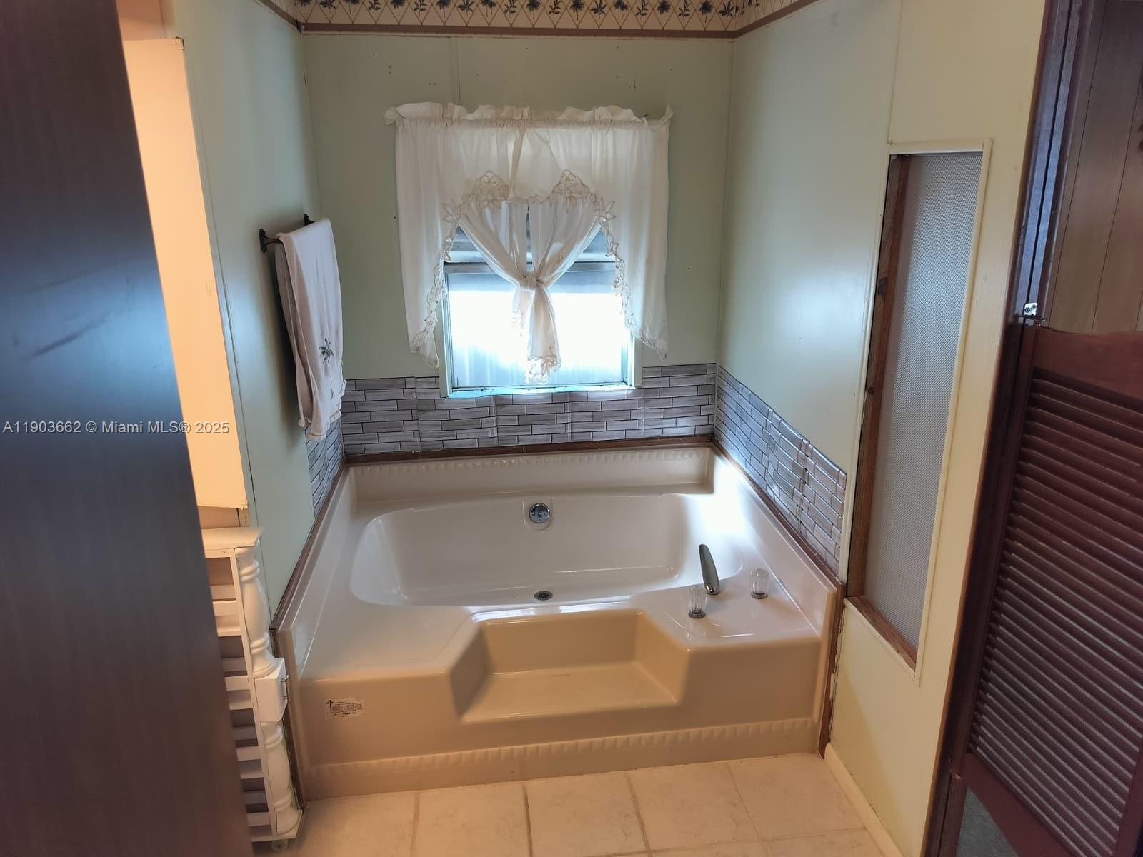 206 West 2nd Court Key Largo, FL 33037 - Photo 36 of 53 a bathroom with bathtub and window