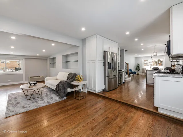 $699,900 | 7225 East Prairie Road, Lincolnwood, IL 60712