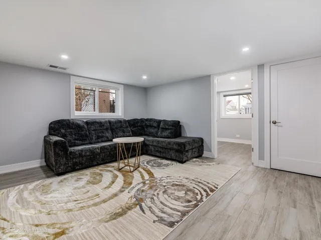 $699,900 | 7225 East Prairie Road, Lincolnwood, IL 60712