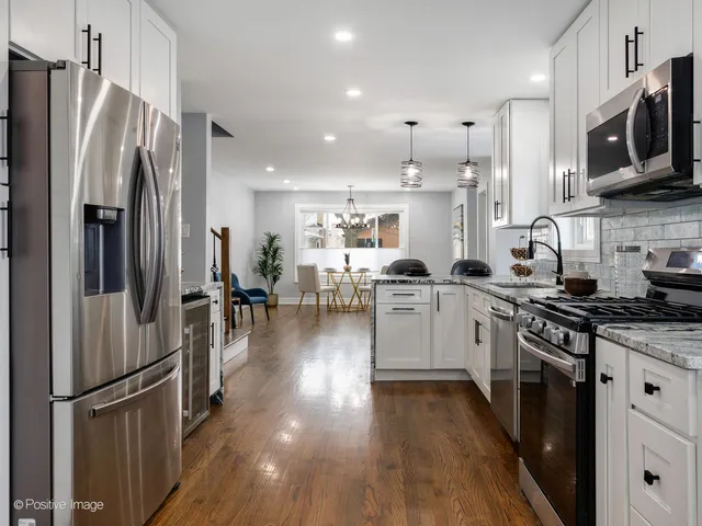 $699,900 | 7225 East Prairie Road, Lincolnwood, IL 60712