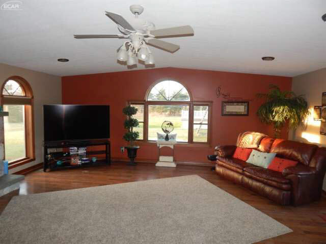 11254 West Stanley Road Flushing, MI 48433 - Photo 3 of 32 21118963-2.JPG
