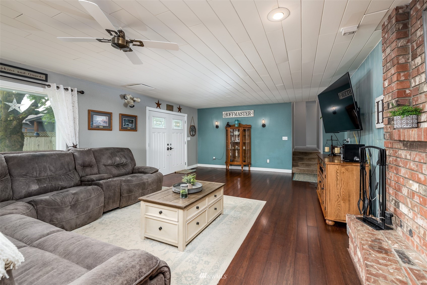 6093 Captain's Way Ferndale, WA 98248 - Photo 10 of 32 a living room with furniture and a wooden floor