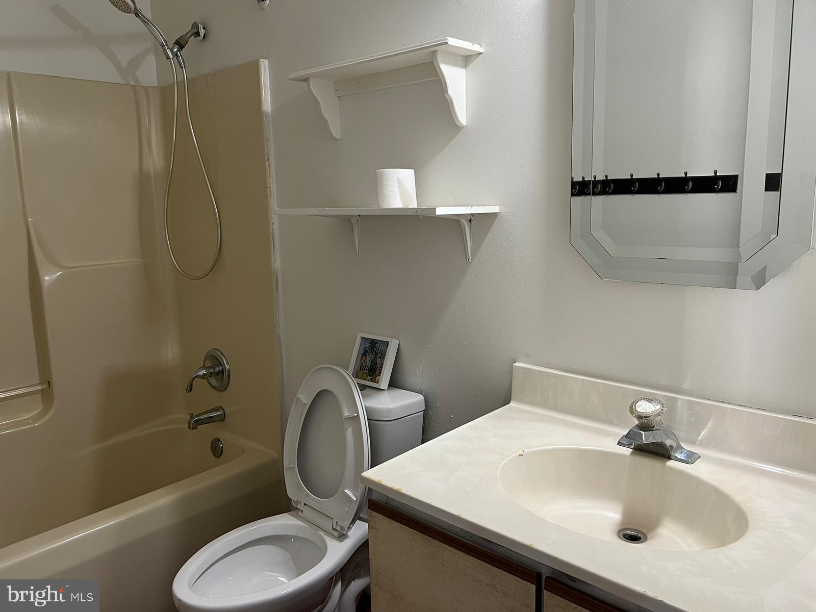 1119 Inner Circle Brooklyn, MD 21225 - Photo 16 of 23 Full Bath