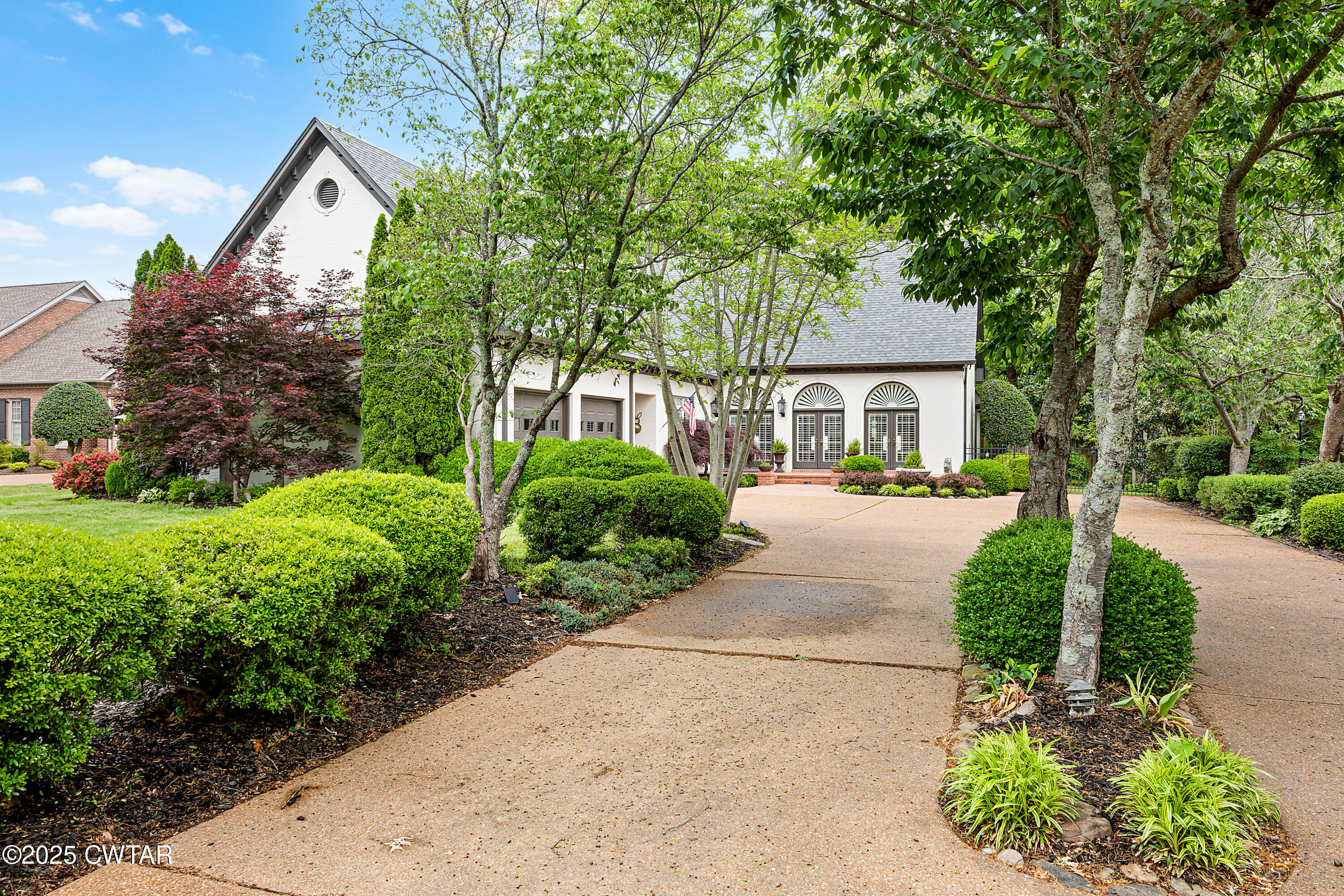 40 Winfield Place Jackson, TN 38305 - Photo 1 of 37 a front view of a house with garden