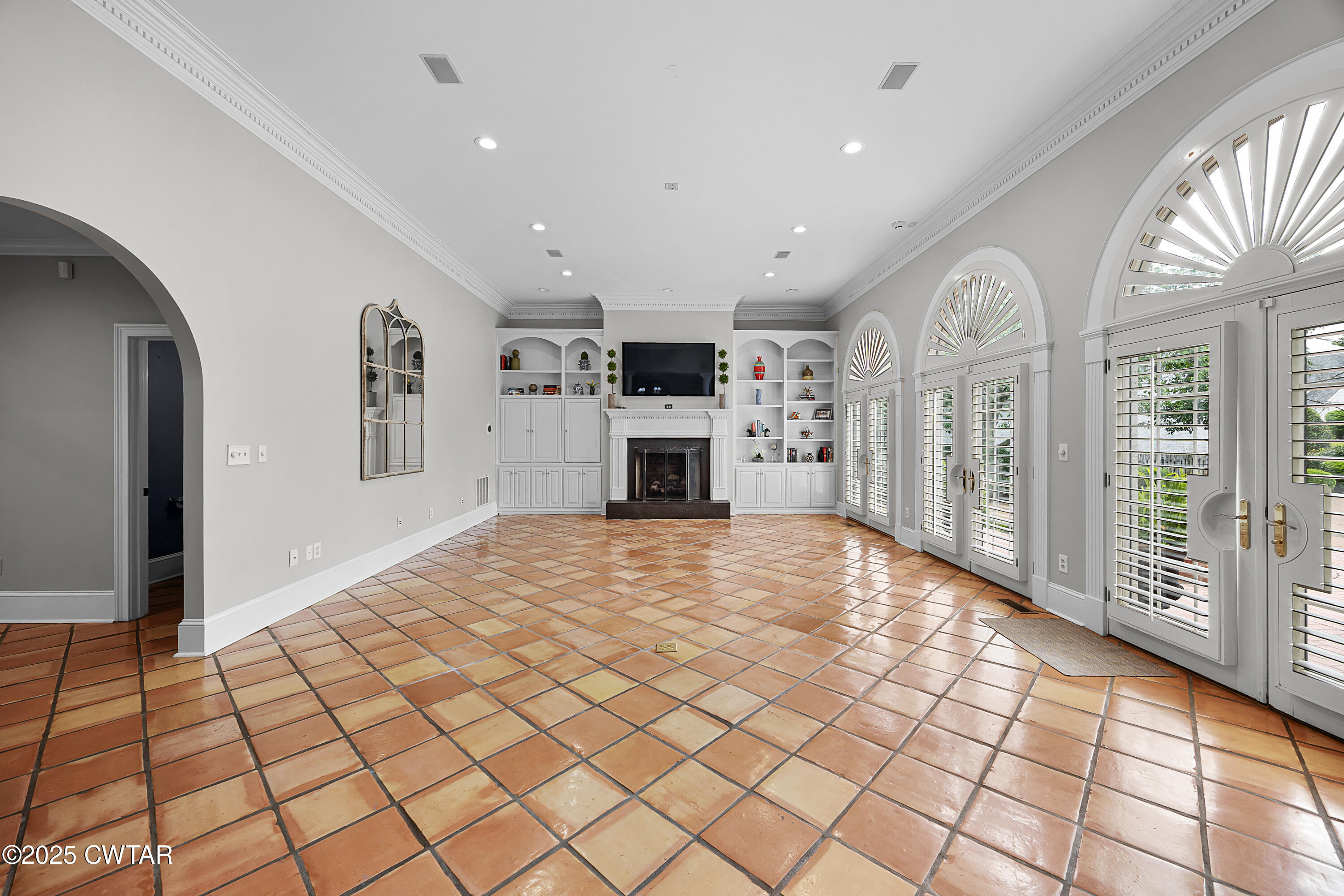 40 Winfield Place Jackson, TN 38305 - Photo 13 of 37 a large kitchen with windows