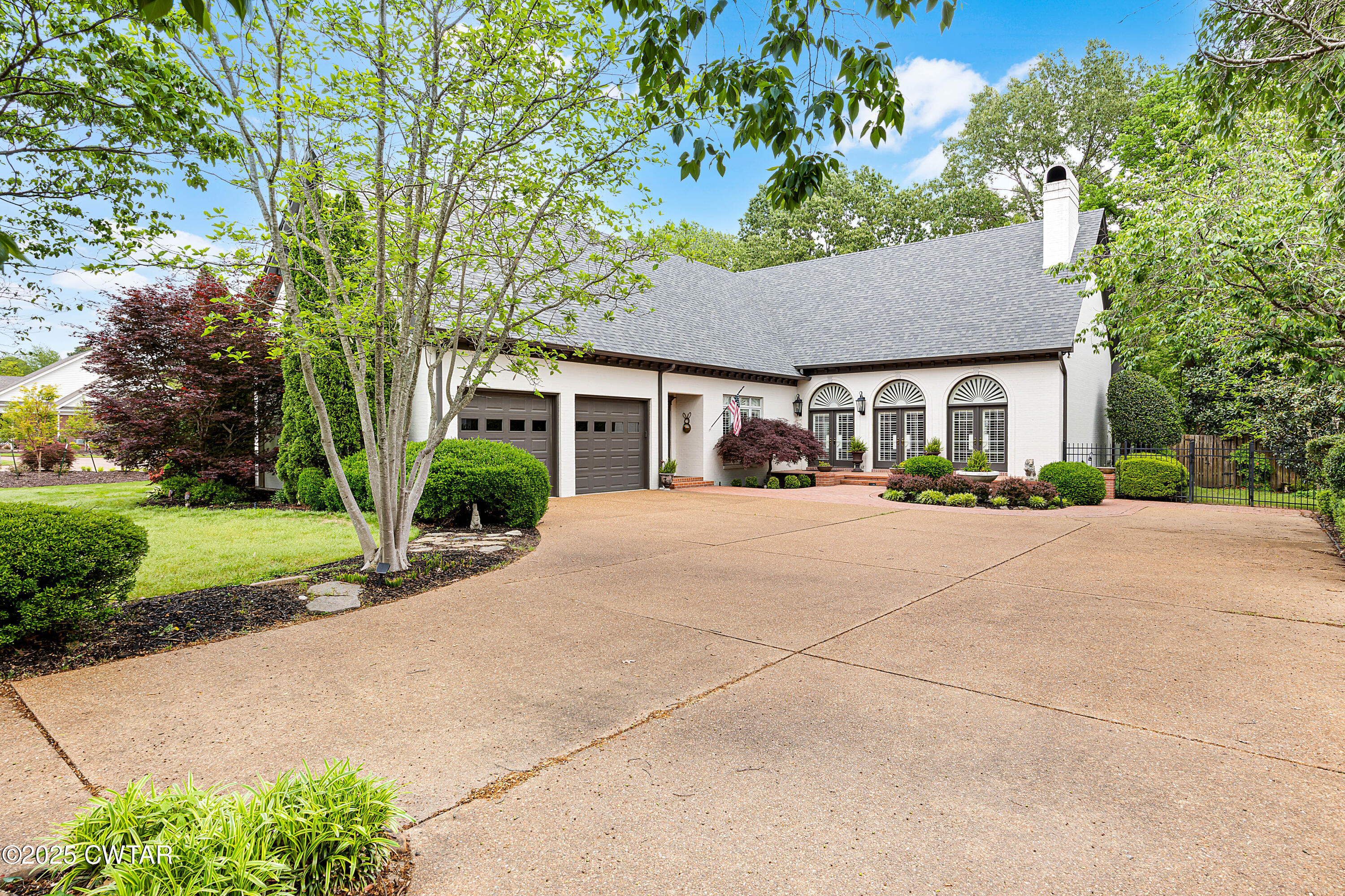 40 Winfield Place Jackson, TN 38305 - Photo 2 of 37 a house with a tree in front of it