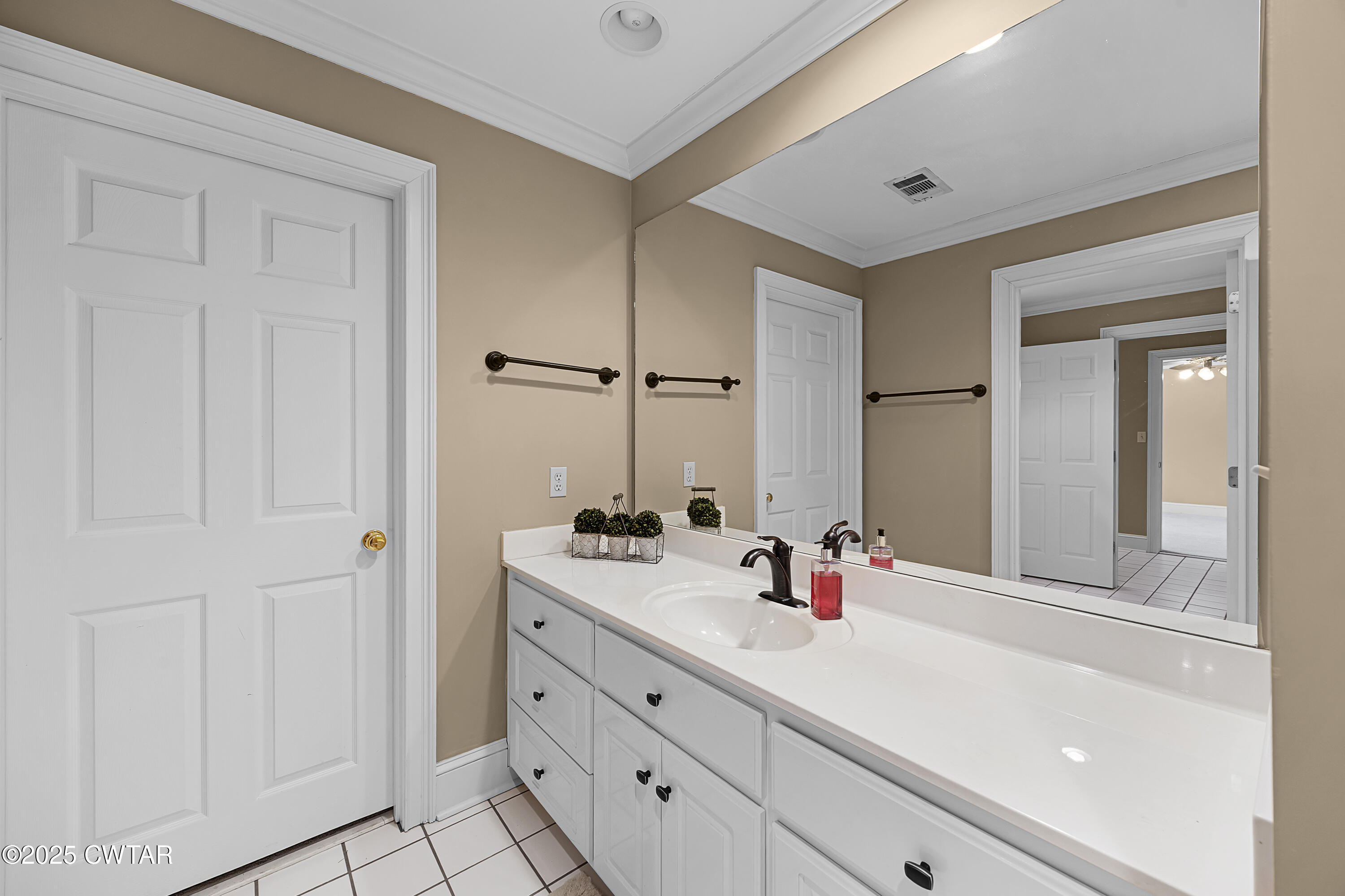 40 Winfield Place Jackson, TN 38305 - Photo 24 of 37 a bathroom with a double vanity sink mirror and