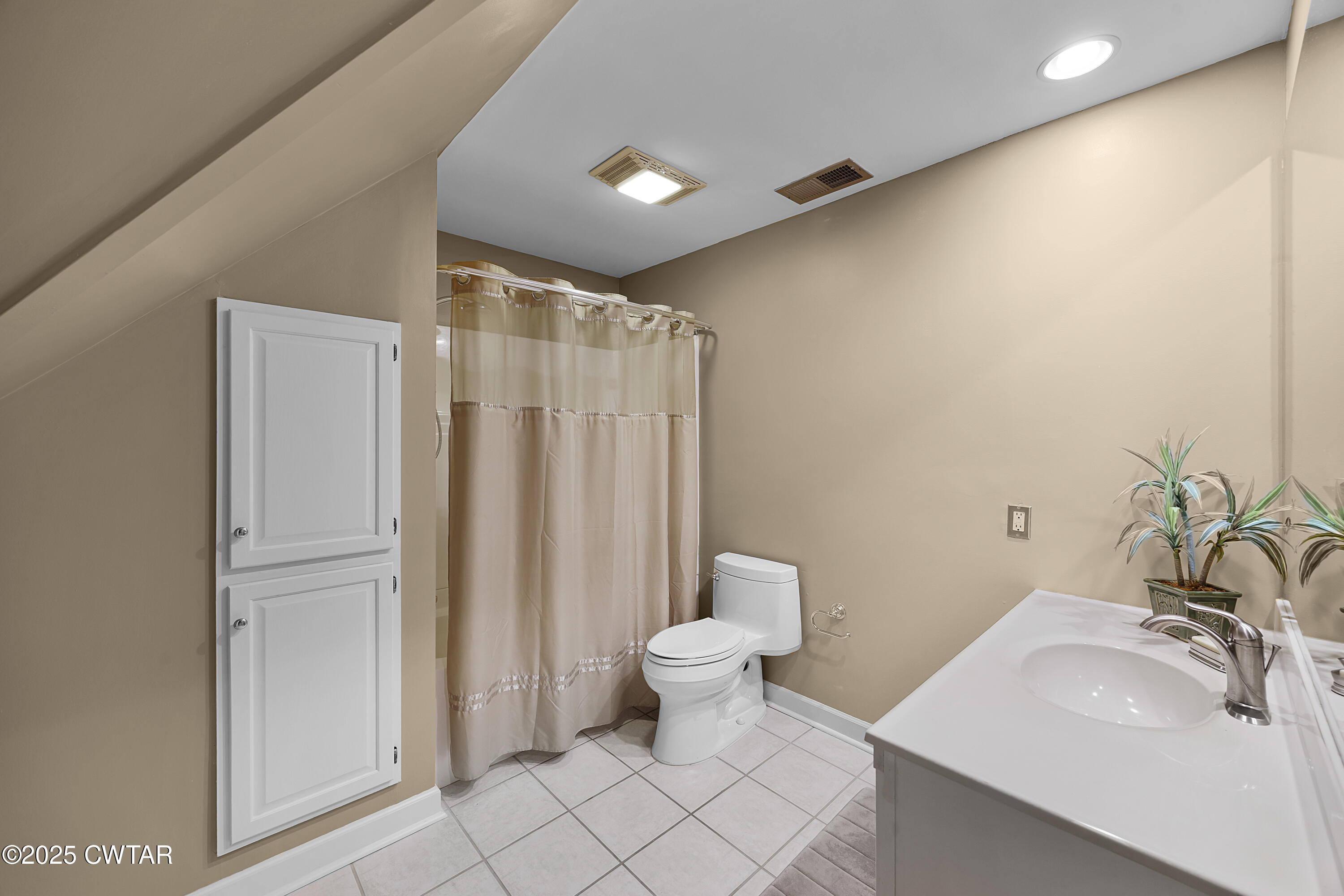 40 Winfield Place Jackson, TN 38305 - Photo 28 of 37 a bathroom with a sink toilet and shower