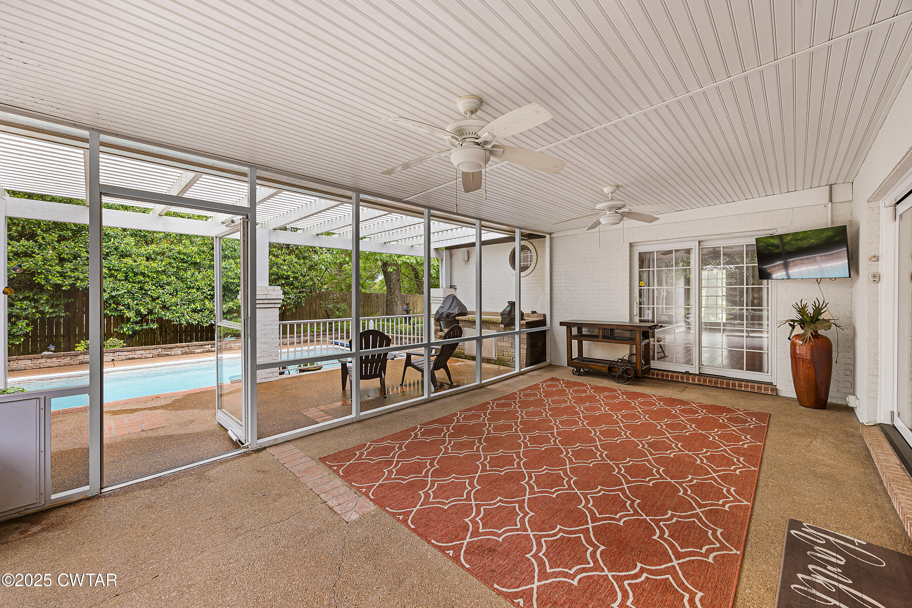 40 Winfield Place Jackson, TN 38305 - Photo 30 of 37 a living room with furniture a table and large windows
