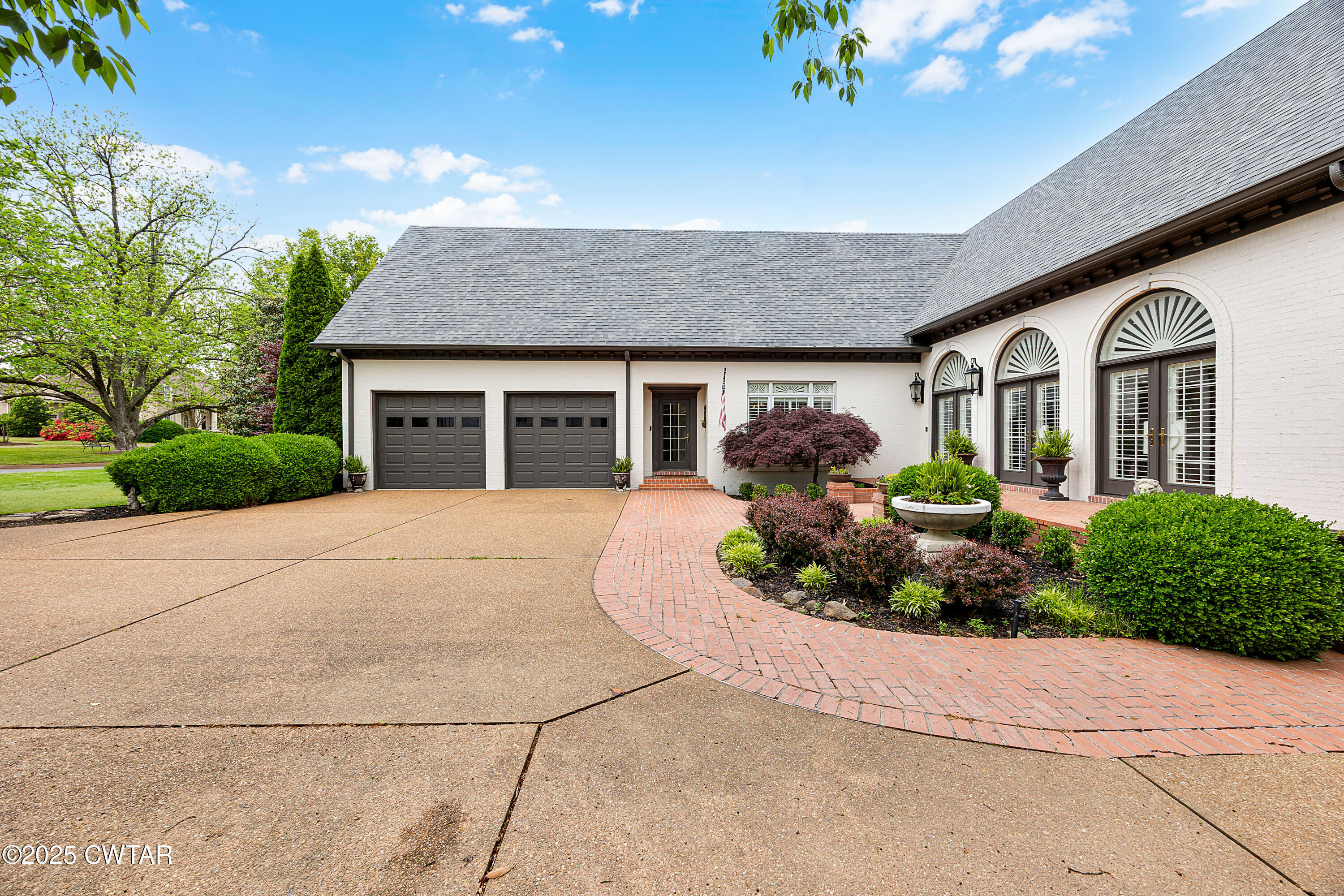 40 Winfield Place Jackson, TN 38305 - Photo 3 of 37 a front view of a house with a garden and plants