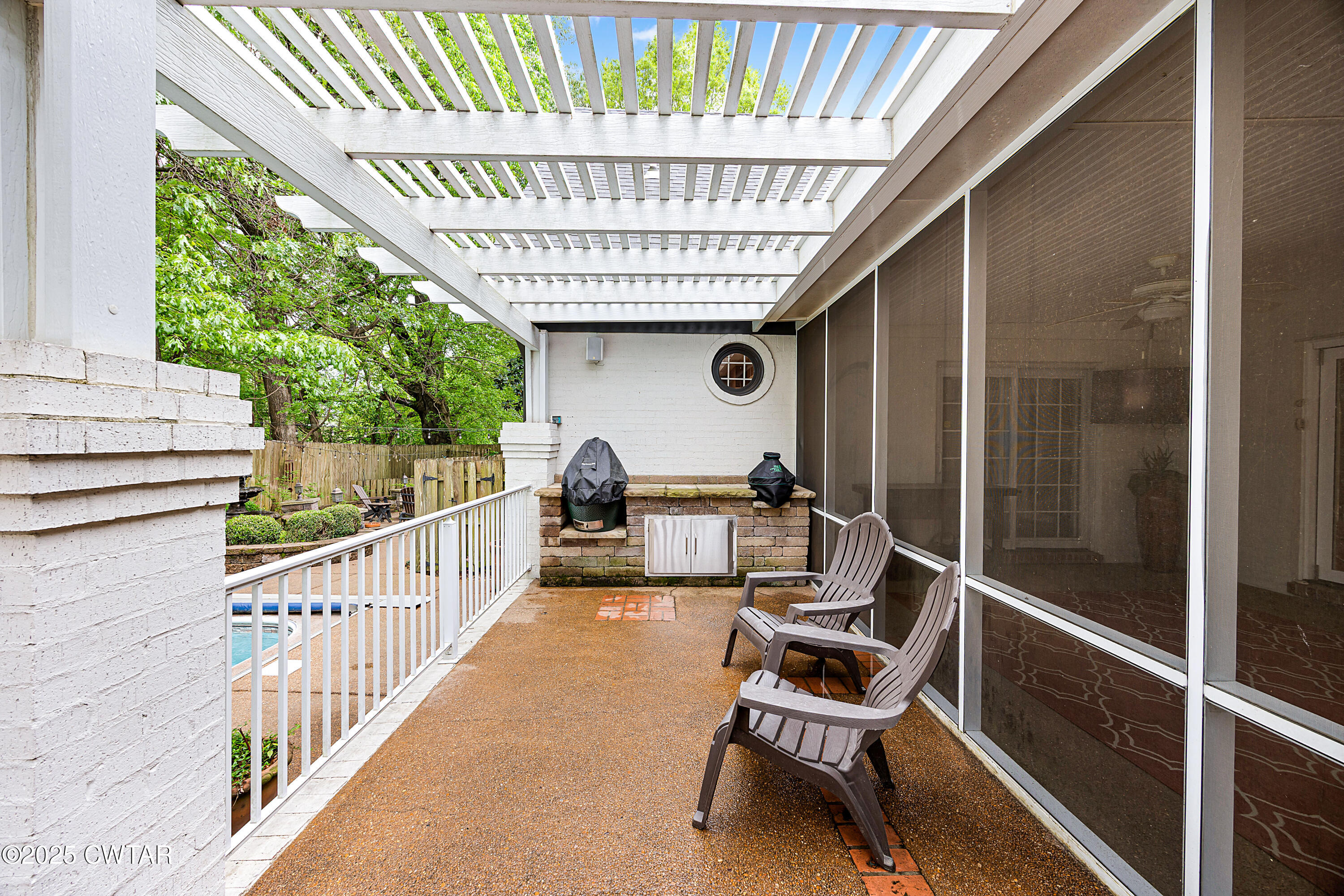 40 Winfield Place Jackson, TN 38305 - Photo 31 of 37 a view of a two chairs in the balcony