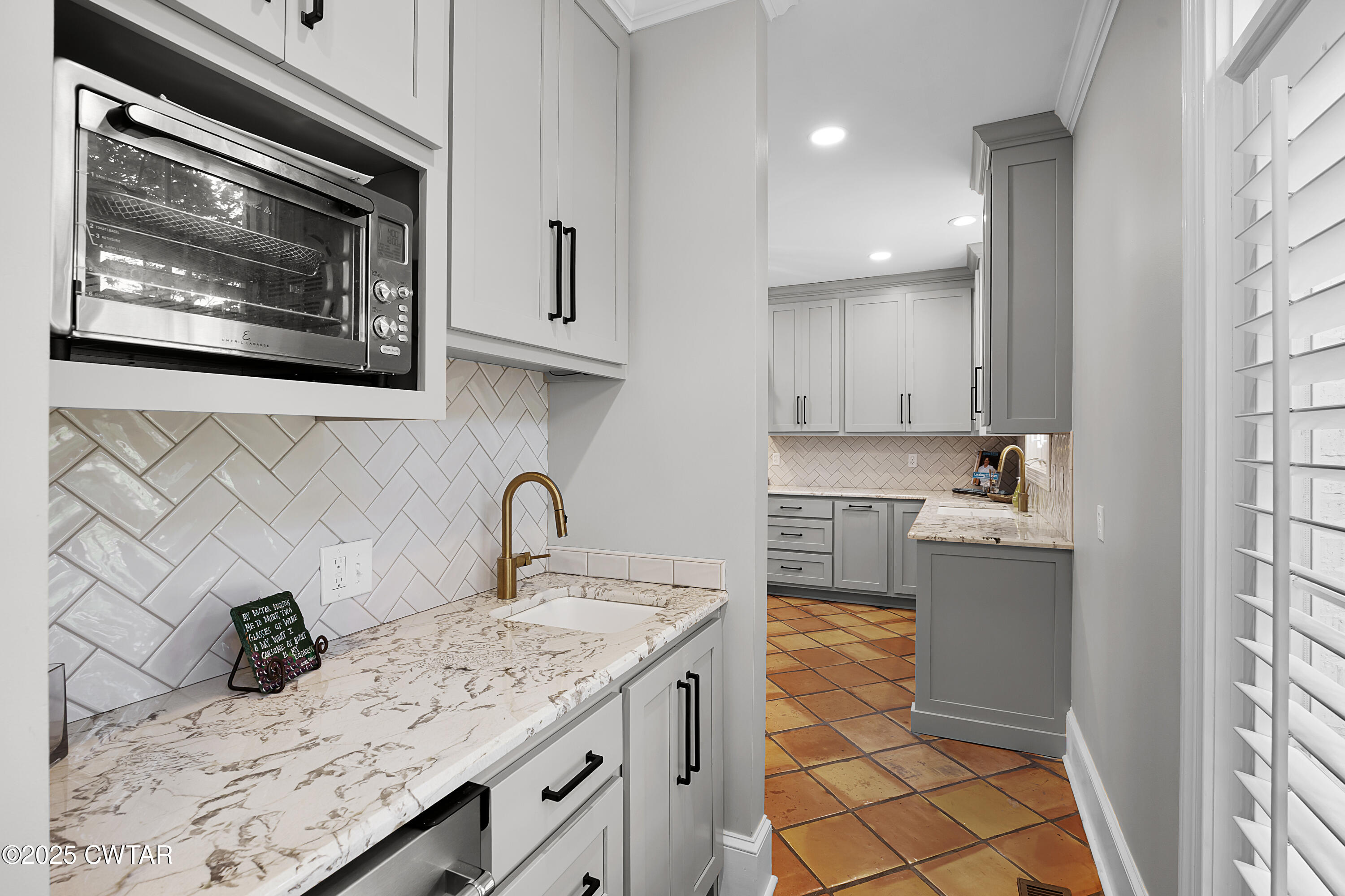 40 Winfield Place Jackson, TN 38305 - Photo 8 of 37 a kitchen with a sink stove and cabinets