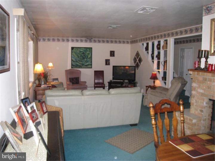 55 Four Leaf Road Levittown, PA 19056 - Photo 21 of 24 Living Room