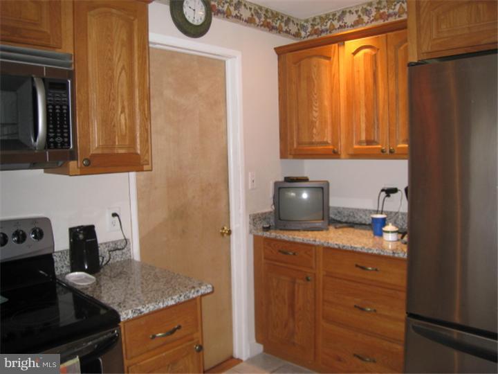 55 Four Leaf Road Levittown, PA 19056 - Photo 8 of 24 Kitchen