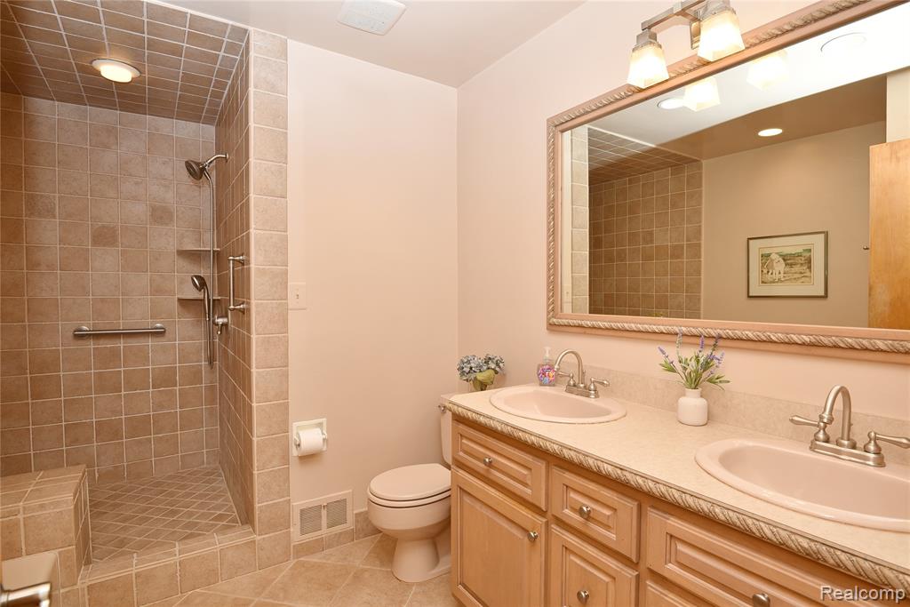 2268 Devonshire Road Bloomfield Hills, MI 48302 - Photo 19 of 38
