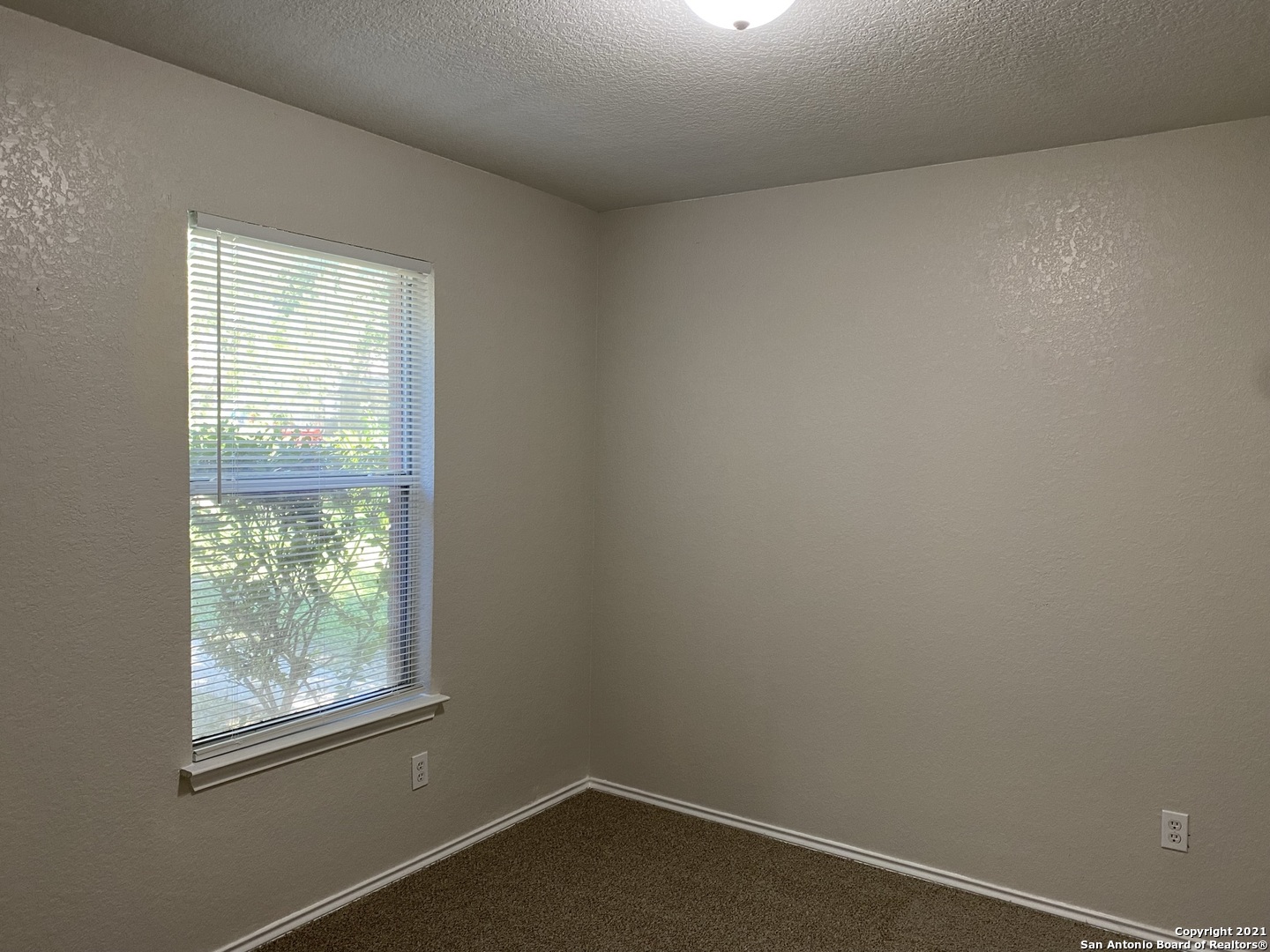 511 Mathis Meadow San Antonio, TX 78251 - Photo 6 of 13 an empty room with a window