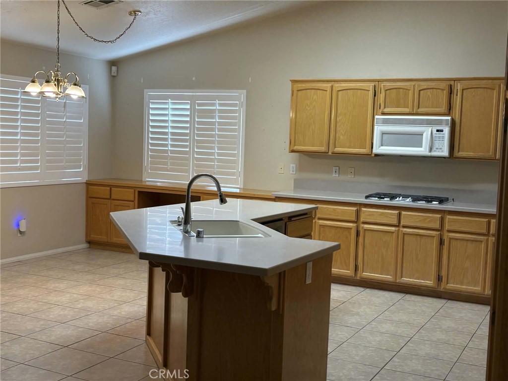 13473 Paoha Road Apple Valley, CA 92308 - Photo 5 of 51 Island