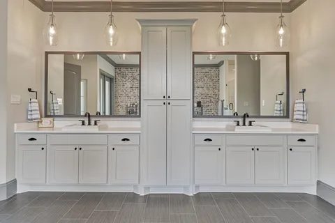 $1,395,000 | 42 Secluded Trail, The Woodlands, TX 77380