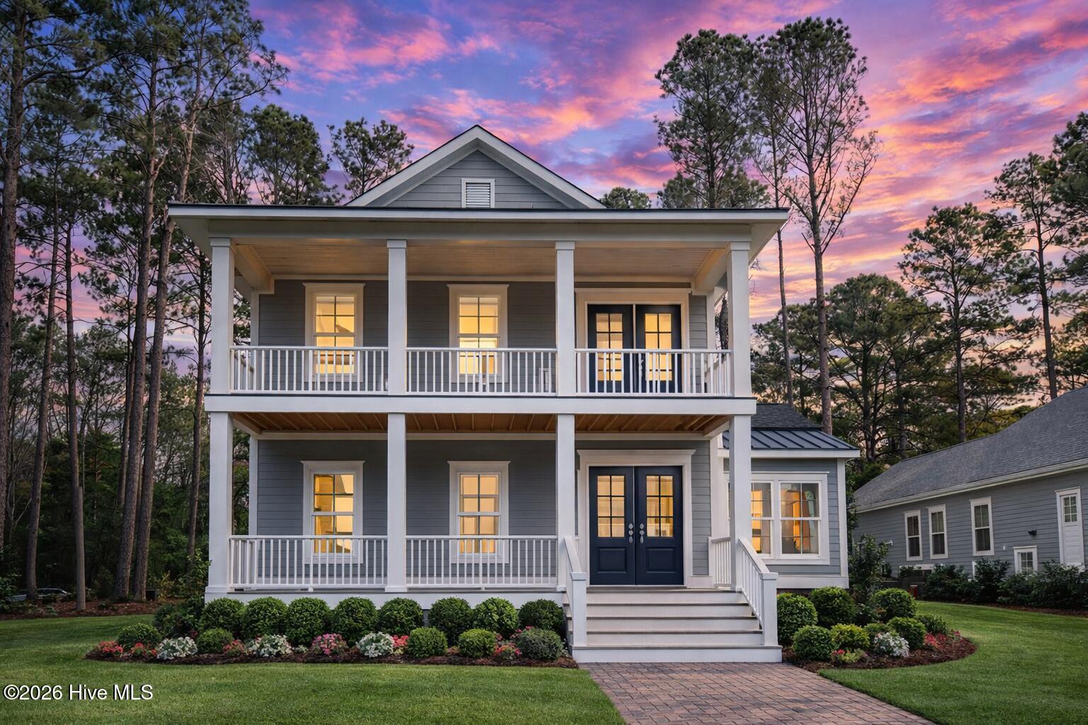 Colors and finishes may vary