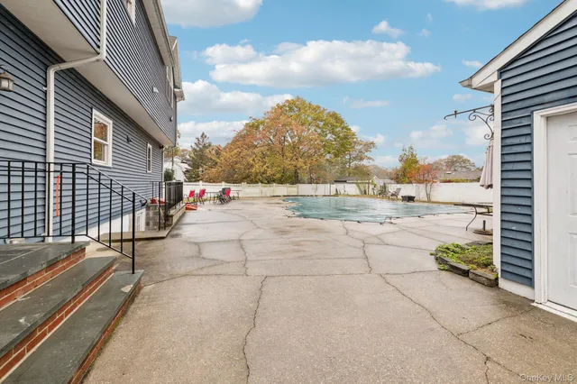 a view of a terrace with sky view