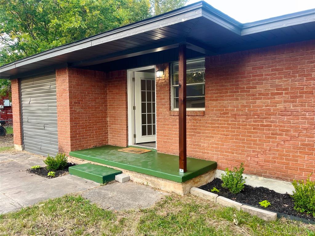 1108 Locust Street Gainesville, TX 76240 - Photo 3 of 13