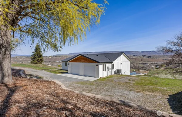 $725,000 | 3063 Conarty Road, Malaga, WA 98828