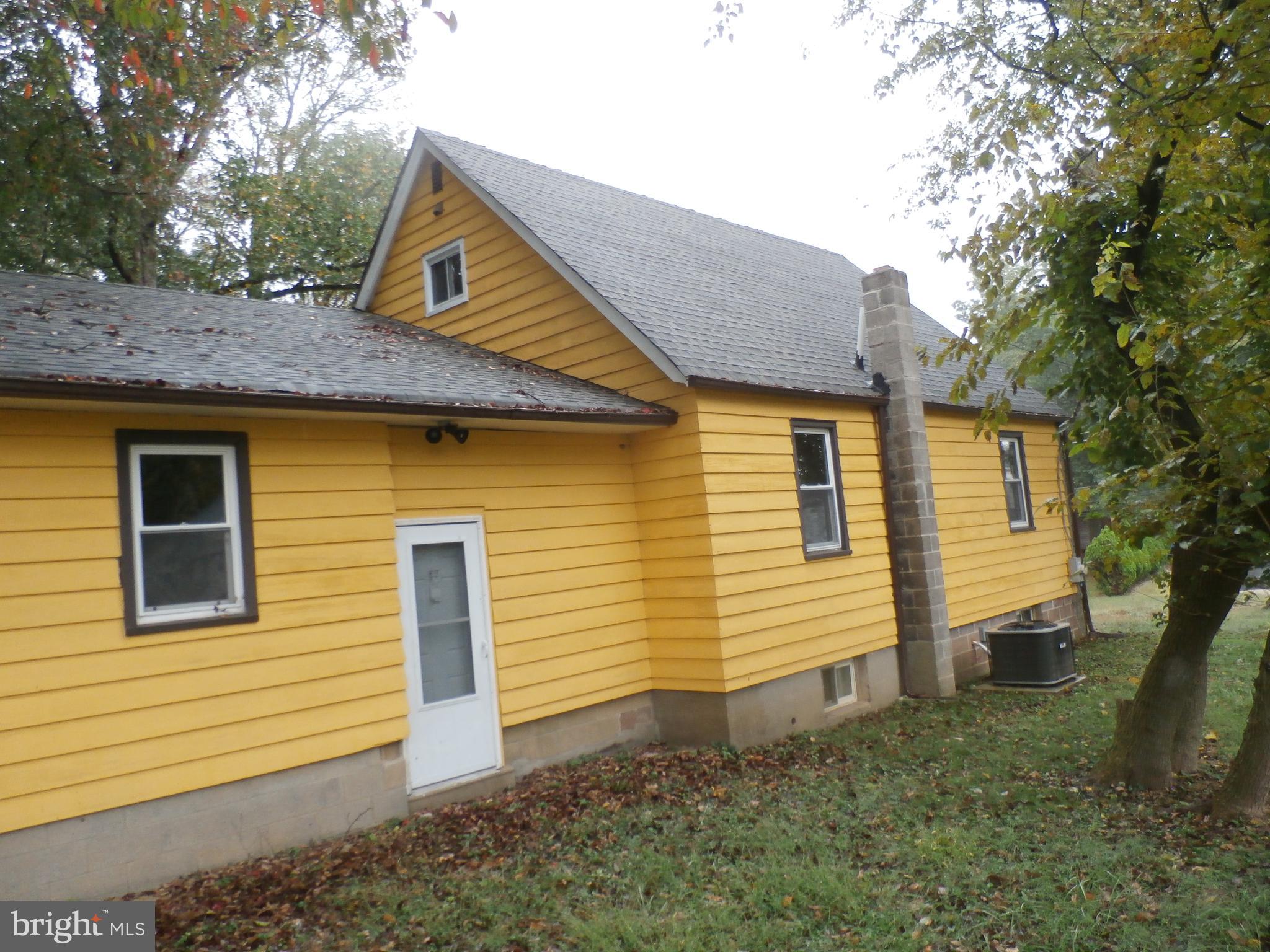 1702 Larkin Road Boothwyn, PA 19061 - Photo 4 of 28 Side