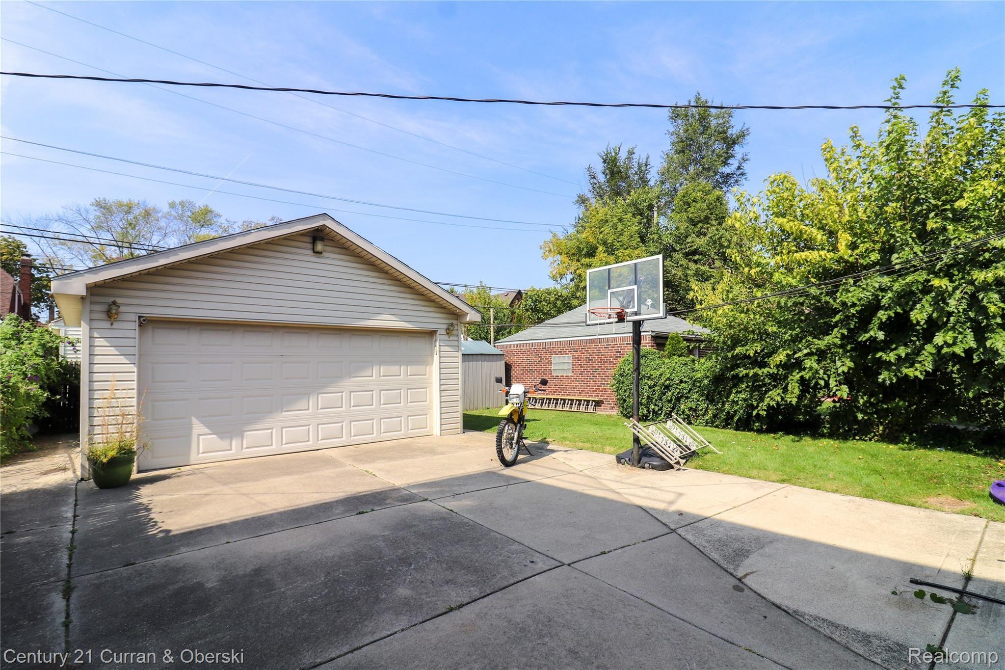 7501 Miller Road Dearborn, MI 48126 - Photo 20 of 25 2 1/2 car garage