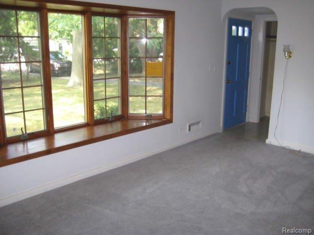 9155 Bellevue Road Grosse Ile, MI 48138 - Photo 4 of 16 livingroom.JPG