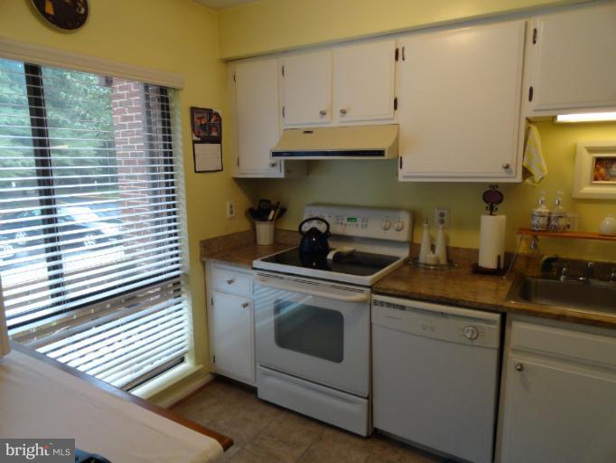 11511 Buttonwood Court Reston, VA 20191 - Photo 4 of 23 Kitchen