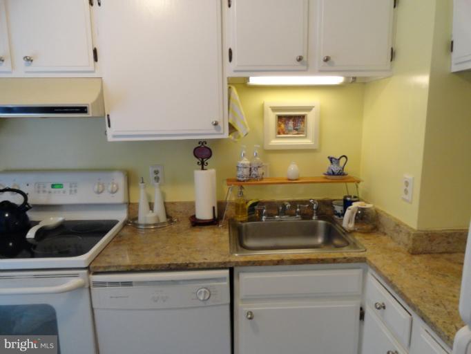 11511 Buttonwood Court Reston, VA 20191 - Photo 6 of 23 Kitchen