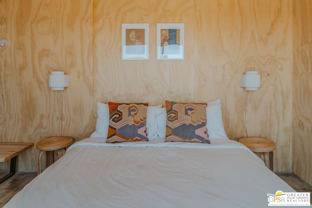 4619 Kickapoo Trail Landers, CA 92285 - Photo 34 of 55 a bedroom with a bed and a wall painting