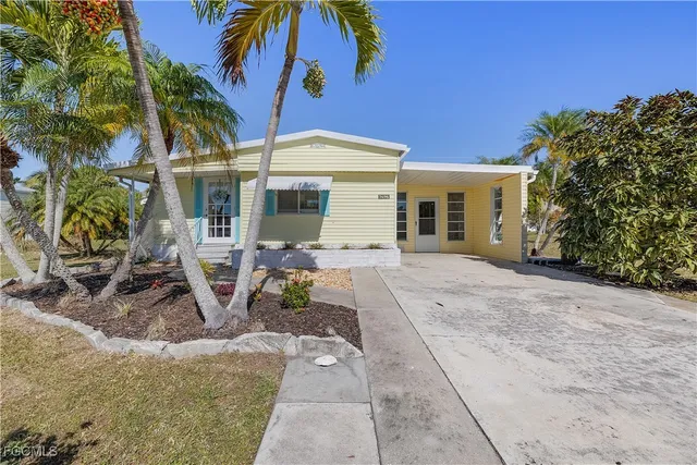 a view of a house with backyard