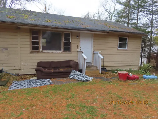 a front view of house with yard