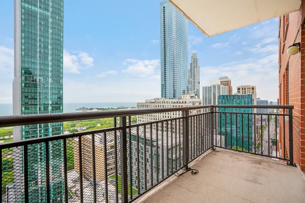 $3,400 | 41 East 8th Street, Unit 2702, Chicago, IL 60605