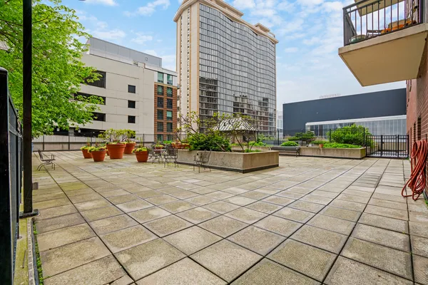 $3,400 | 41 East 8th Street, Unit 2702, Chicago, IL 60605