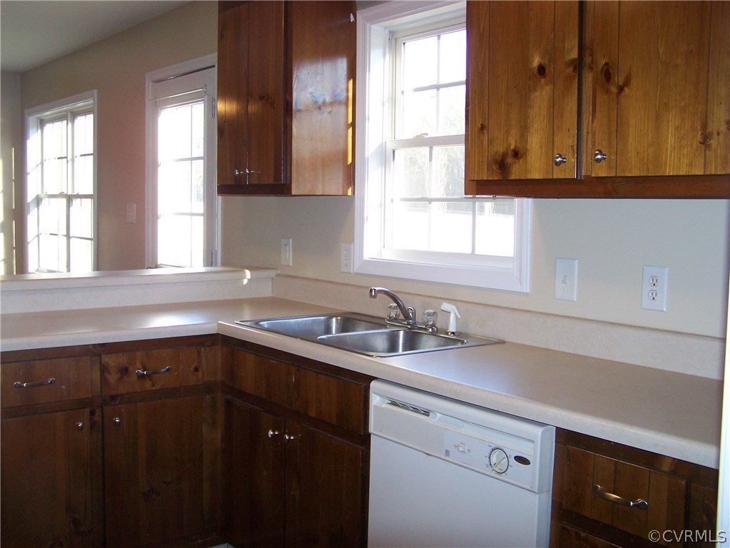 22538 Cabin Point Road Disputanta, VA 23842 - Photo 5 of 18 Kitchen
