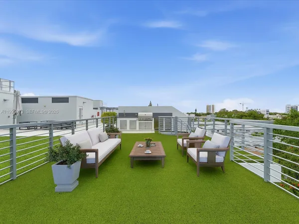 $8,500 | 529 Southwest 11th Street, Unit PH303, Miami, FL 33129