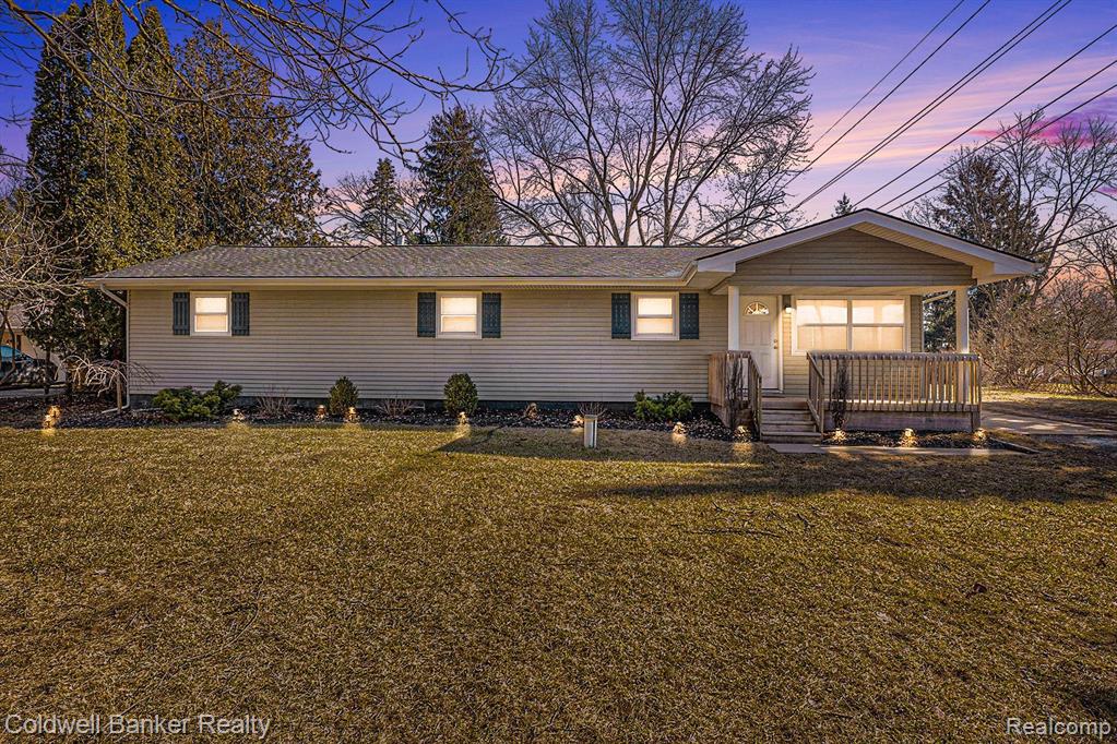 925 Sanders Road Oxford, MI 48371 - Photo 1 of 19