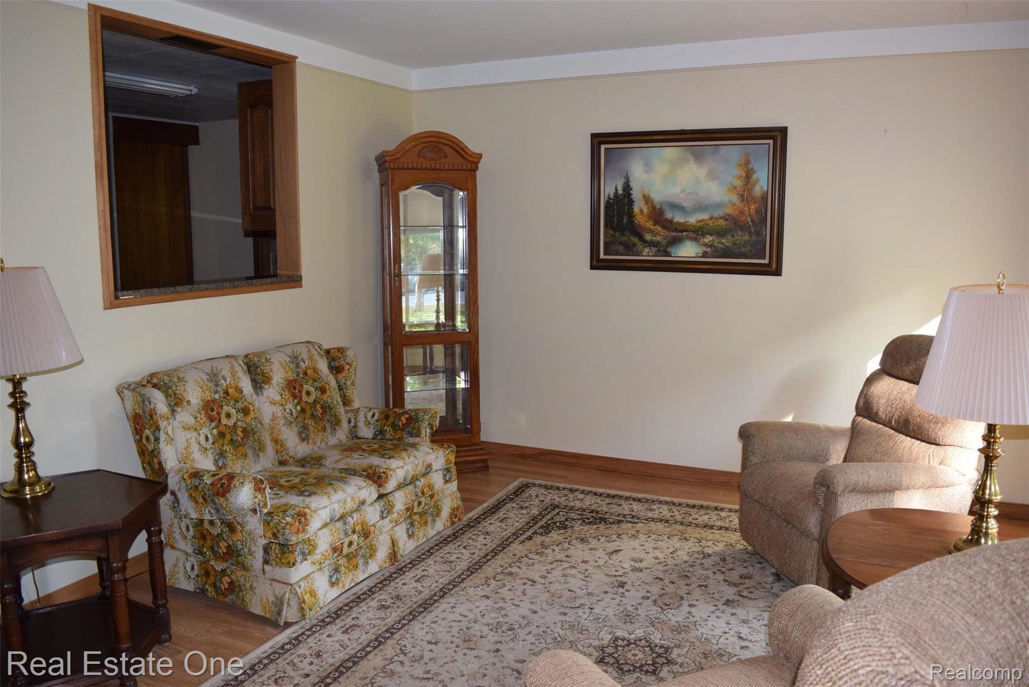 6310 Greer Road West Bloomfield, MI 48324 - Photo 3 of 33 :arge Living Room with pass through window to the kitchen.