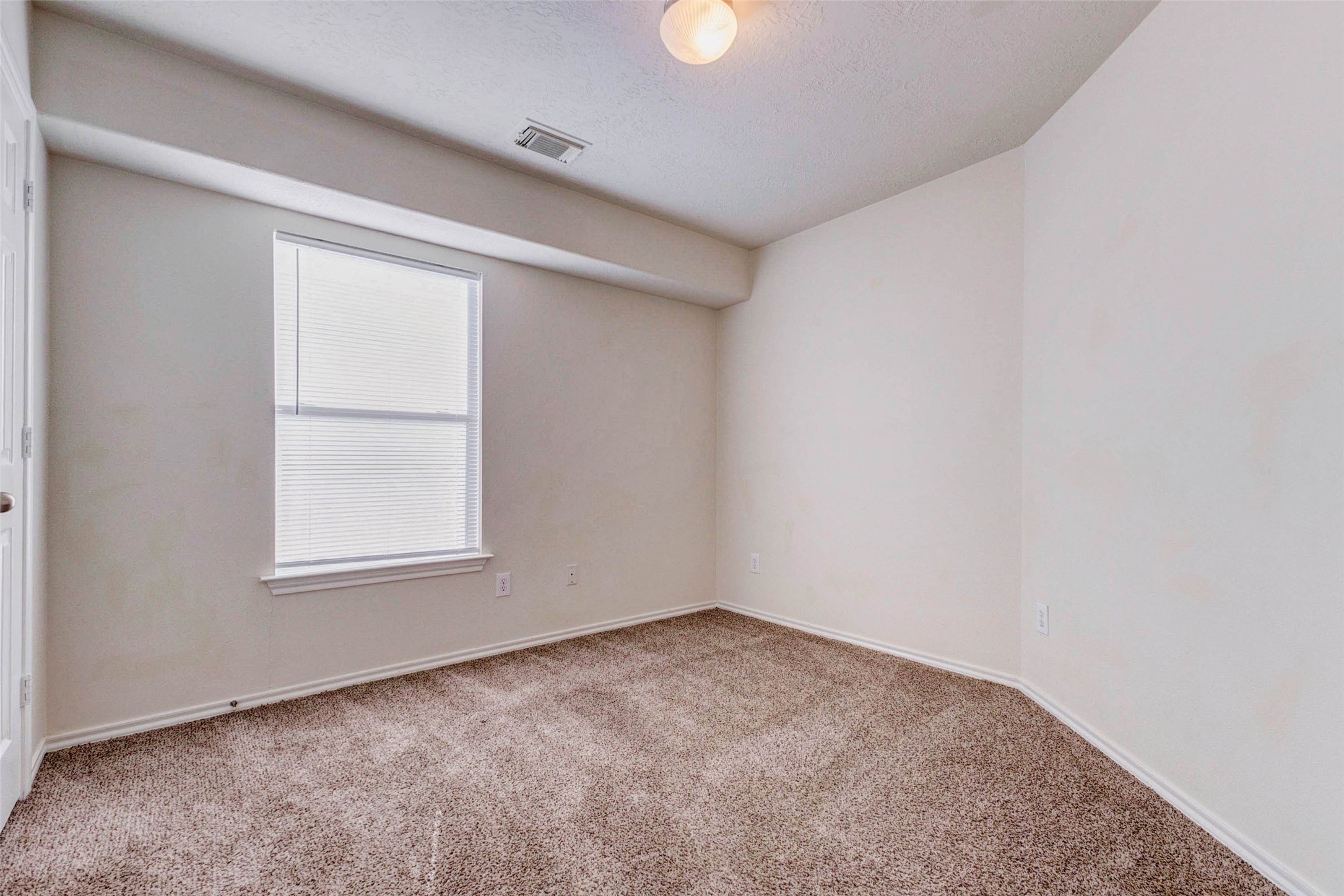 13106 Peppergate Lane Houston, TX 77044 - Photo 11 of 17 an empty room with a window