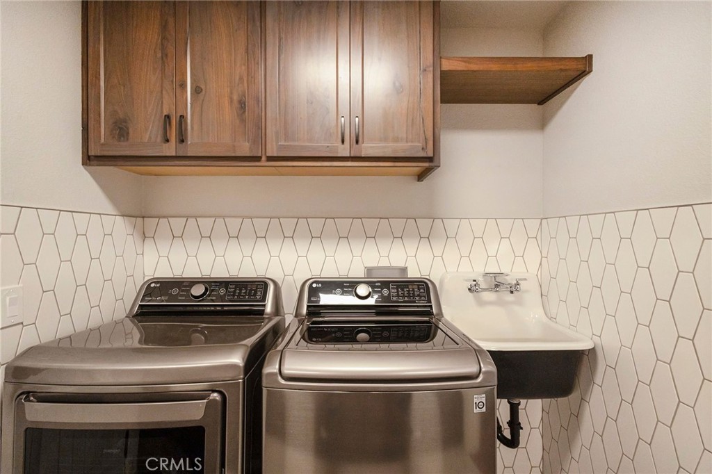 3731 Royal Mountain Road Oroville, CA 95965 - Photo 27 of 67 a kitchen with a stove and a microwave