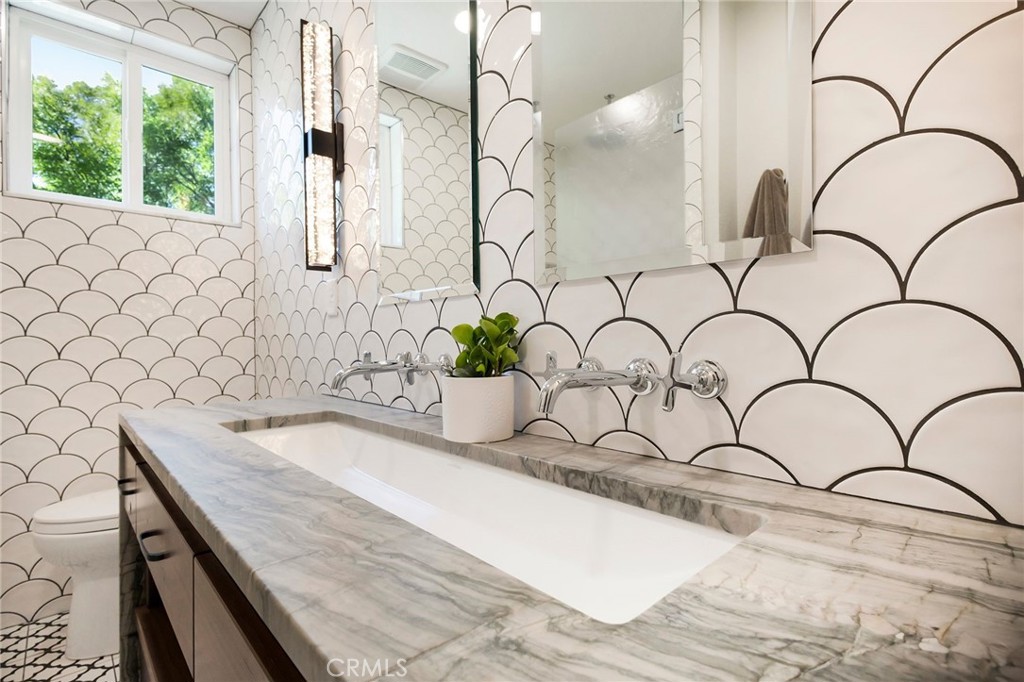 3731 Royal Mountain Road Oroville, CA 95965 - Photo 35 of 67 Upstairs Full Hall Bathroom